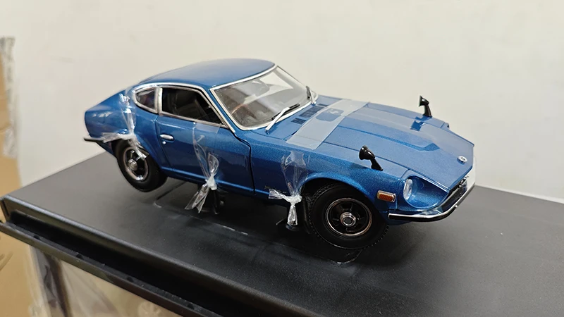 Scale 1/18 Alloy Diecast Metal Nissan S30 Fairlady Z 240Z Blake Toy Sports Car Model Simulation  Decoration Collect