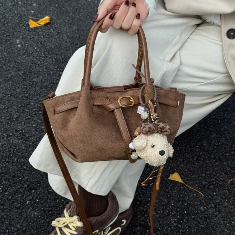 Tas Tangan Wanita Modis Terbuat Dari Kulit Nubuck Yang Menampilkan Tampilan Kasual Chile Trendy yang Luas dan Lembut untuk Penggunaan Sehari-hari. ​