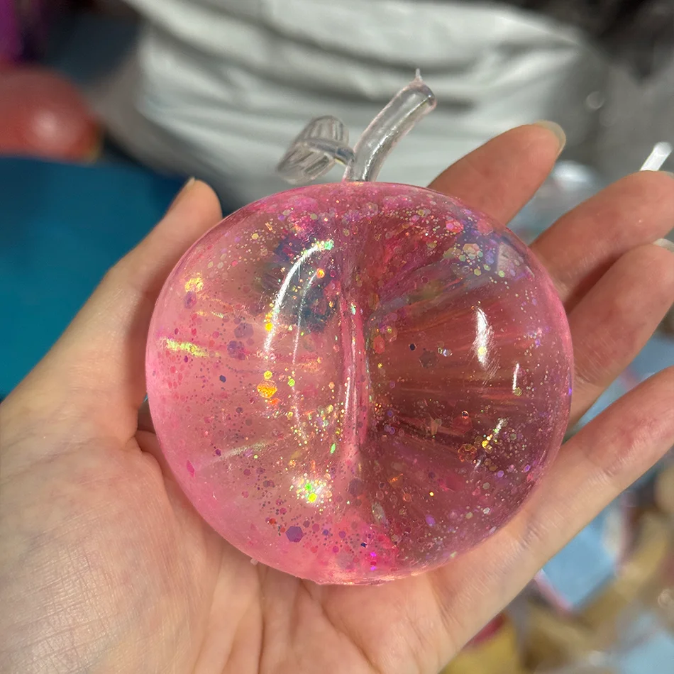 Weicher Quetsch-Apfel in Rosa, Blau und Grün als Sensorisches Fidget-Spielzeug für ADHS und Autismus mit Langsamer Rückfederung für Erwachsene und als Weihnachtsgeschenk – Detail 16