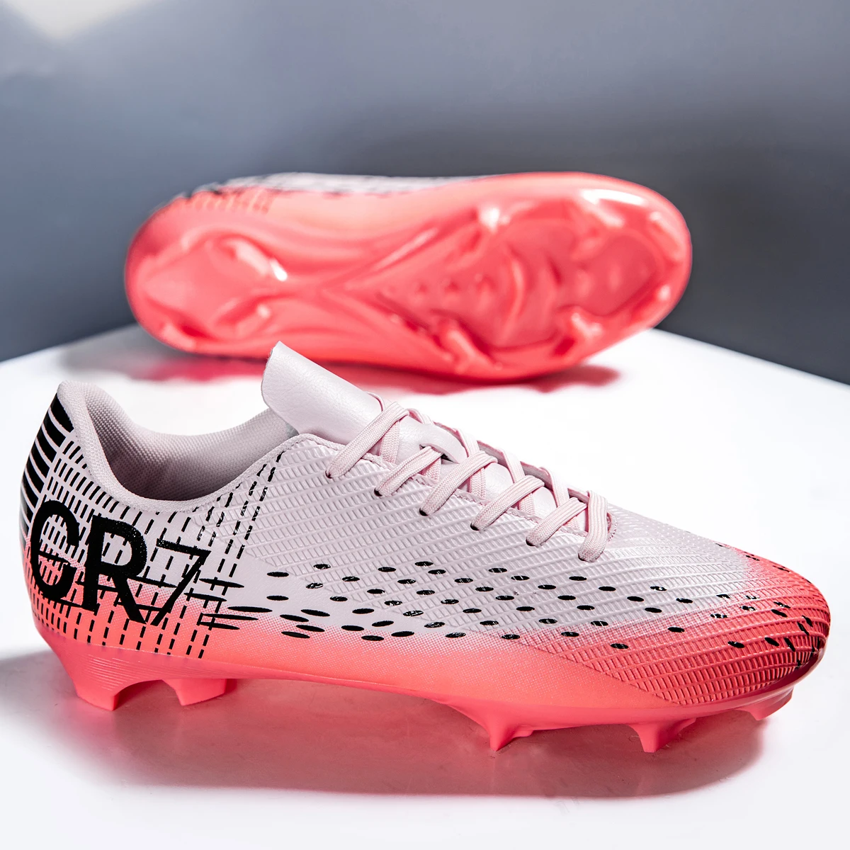 

Новые футбольные бутсы Spike TF и Spike FG, а стиль унисекс удобны в 4-х красивых цветах футбольных бутсов.