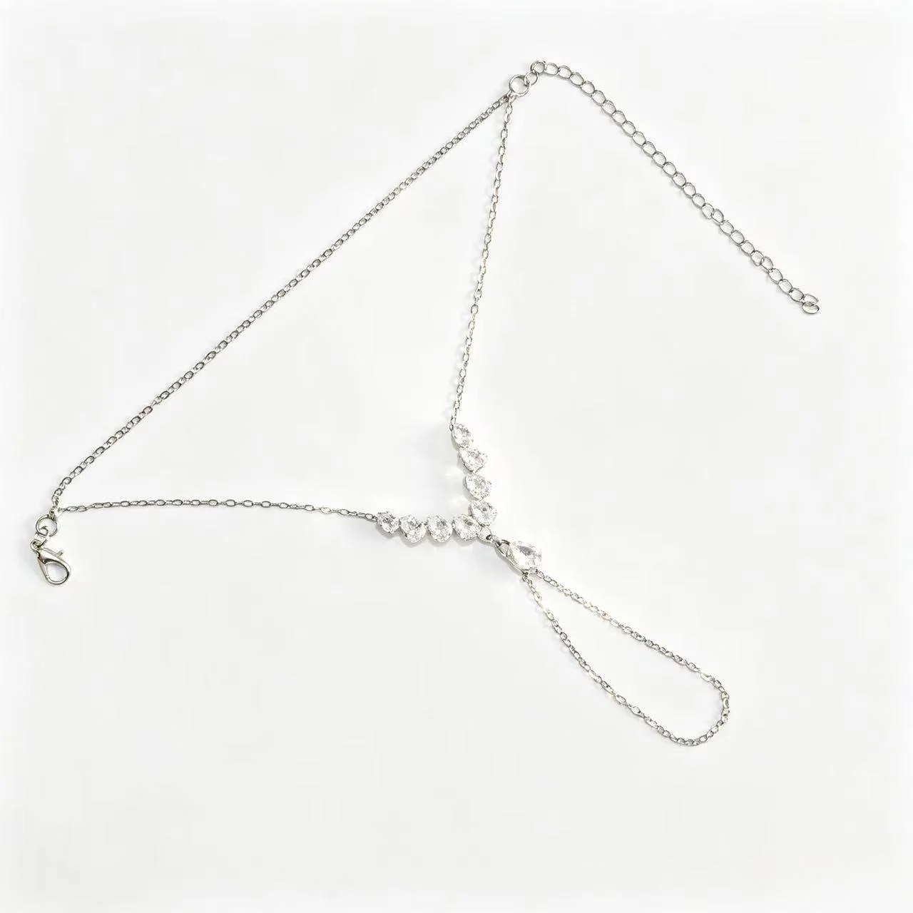 New diamond studded V-shaped finger bracelet with a niche design, party bracelet, and accessories for women