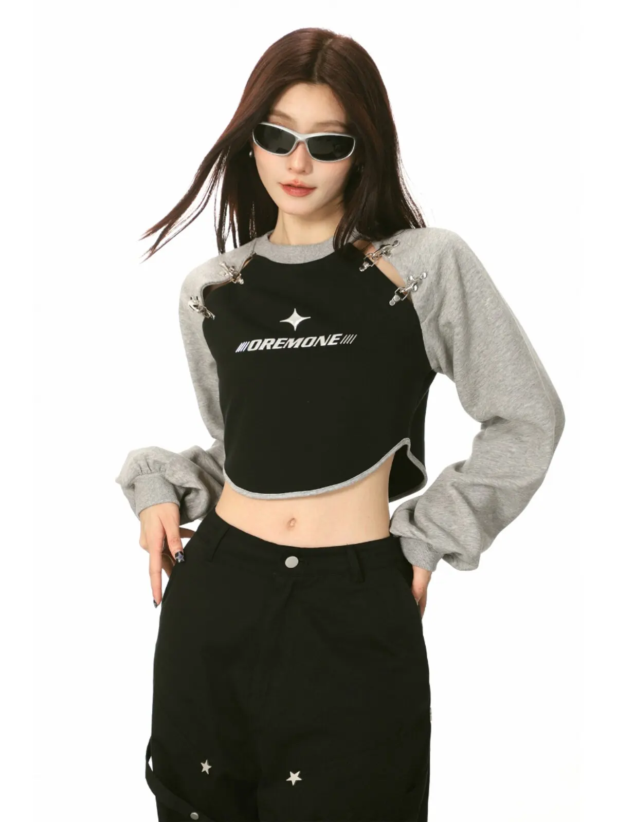 

Дизайнерский женский свитер в американском ретро-стиле с вырезами на плечах, осенний дизайн, нишевый стиль, в духе Spice Girls, с коротким рукавом и вырезами на плечах спереди.