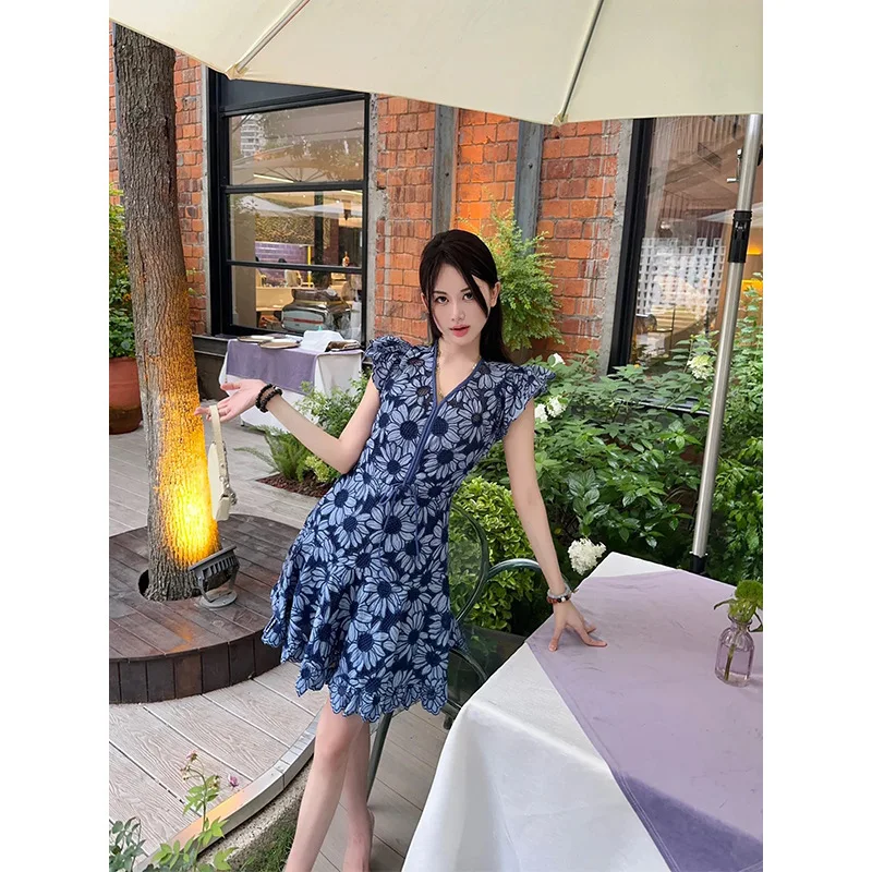 

In Stock Women's Clothing French dress25Summer New Women's Clothing Little DaisyVCollar Hollow-out Cinched Skirt