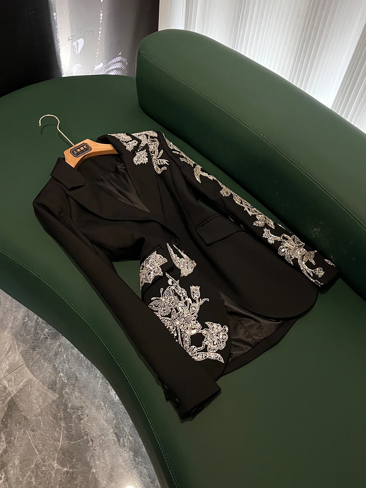 

Элегантный черный вышитый костюм-пиджак для женщин с жемчугом, премиум-класса, стройнящий силуэт, новинка 2026 Z872, модный женский премиум-товар