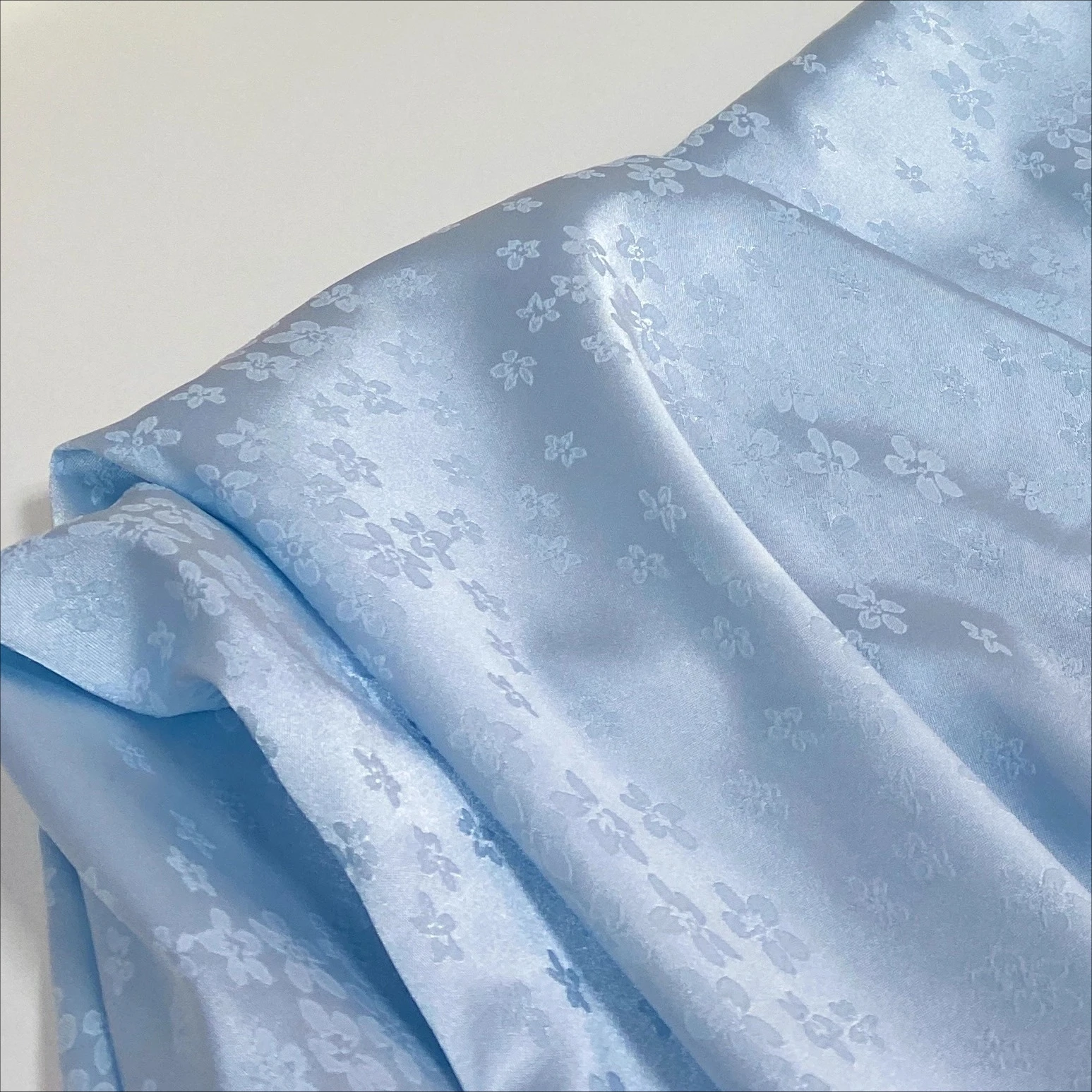 Satén jacquard azul claro con cortina suave y qipao Hanfu brillante y ropa para niños, tela de diseño hecho a mano DIY