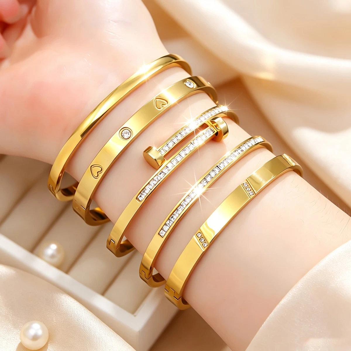 5 Pieces of Women's Fashionable 18K Gold-Plated Stainless Steel Heart Bracelets, Hypoallergenic, Waterproof, Non-Fading, Suitable for Women and Girls to Wear at Daily Gatherings, Also Can Be Used as a Mother's Day Gift