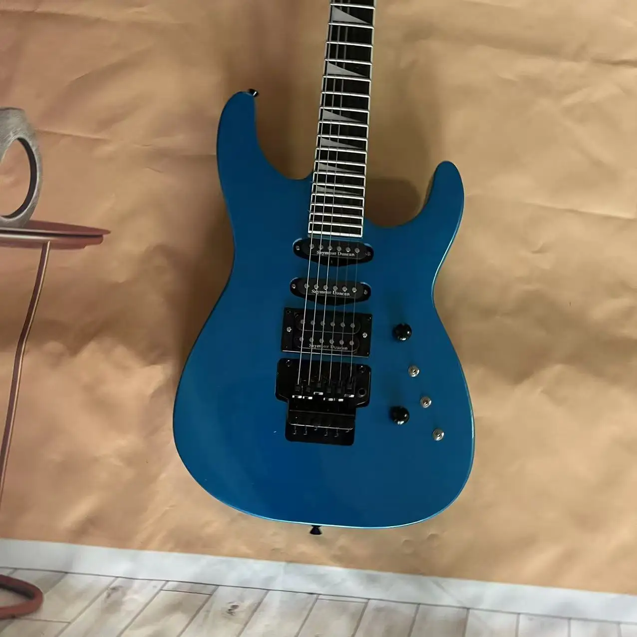 Chitarra elettrica Alien a 6 corde con corpo in metallo blu, immagine di spedizione reale, disponibile