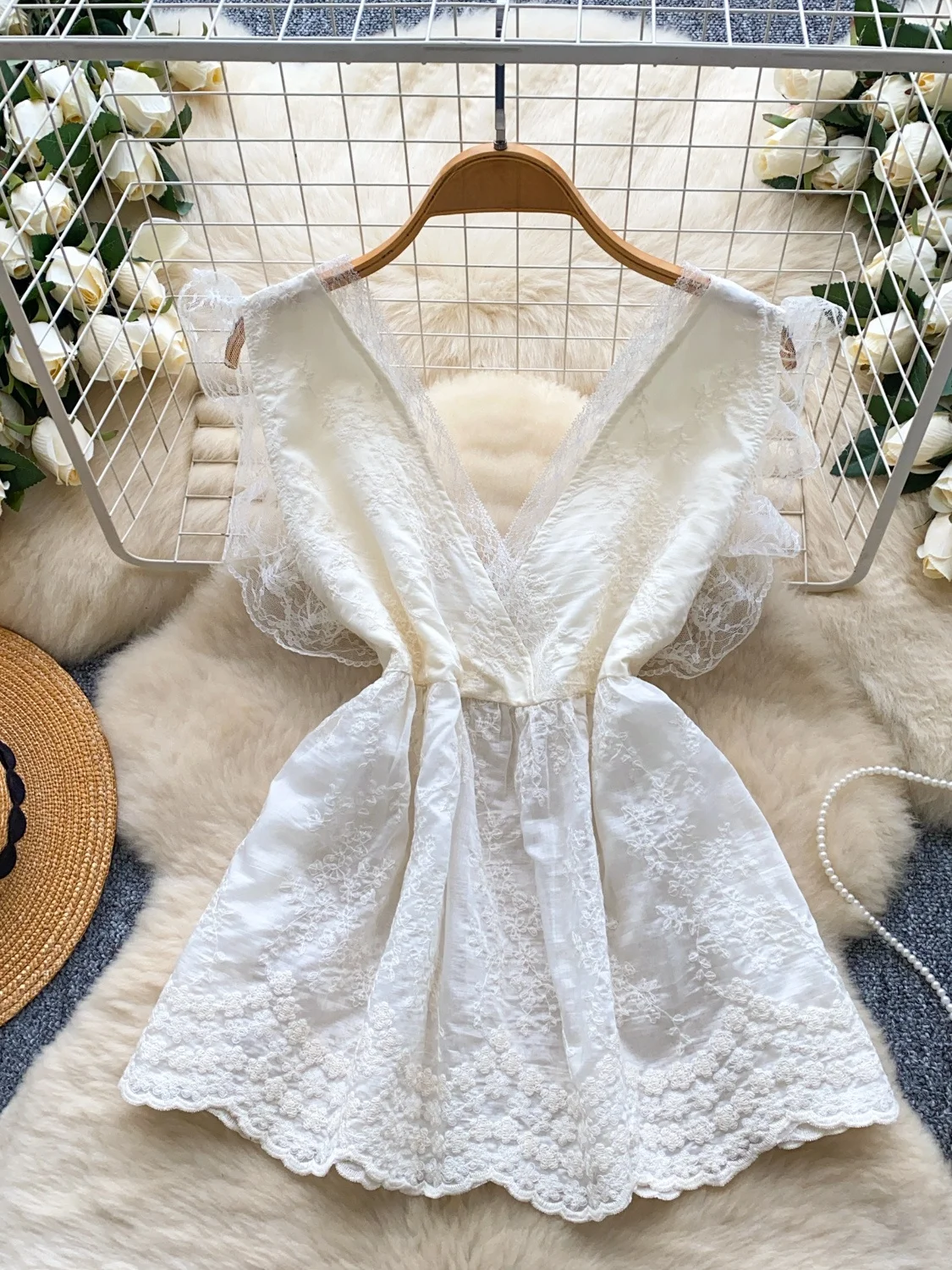 

Heavy Embroidery Lace Patchwork Waist-Cinching V-ne irt Women's Summer Sweet Gentle Versatile Ele Top Korean Sle