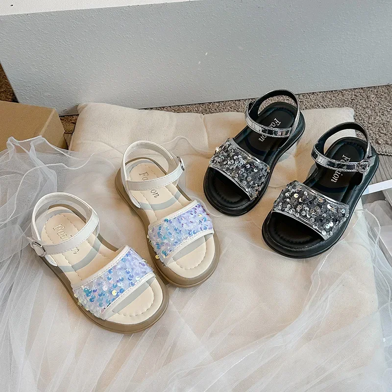 Scarpe da principessa dolci da ragazza con paillettes lucide sandali estivi per bambini 2024 scarpe da spiaggia versatili di nuova moda per ragazze per le vacanze