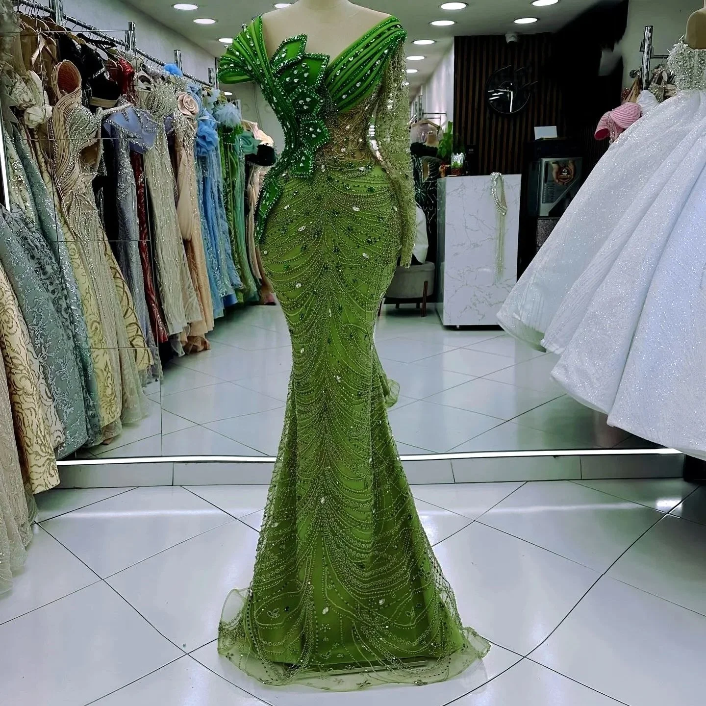 高級ウエディングドレス光沢のあるグリーンの女性のレセプションイブニングドレスドバイアフリカ婚約パーティードレスカスタマイズ