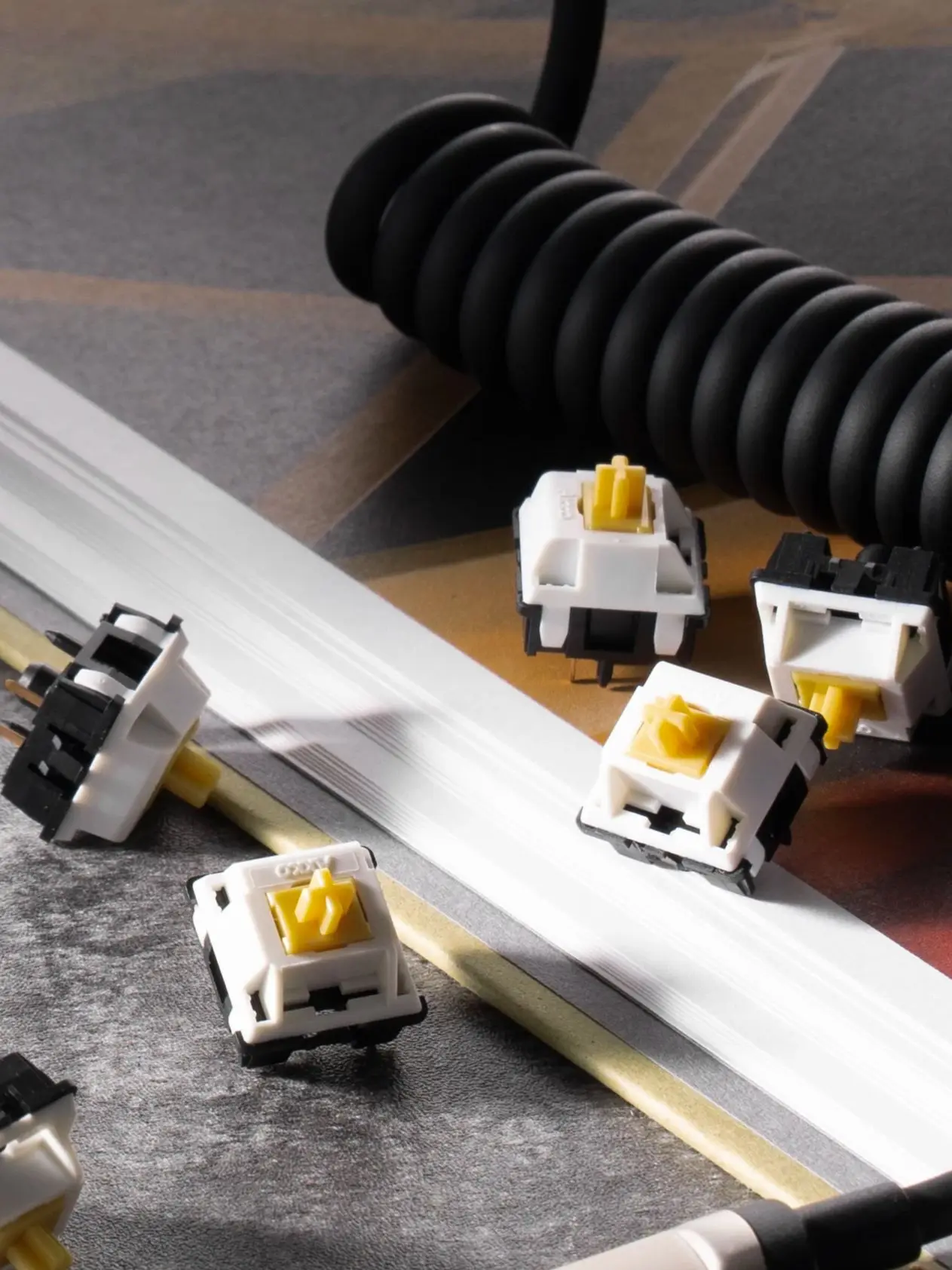 Akko Penguin Switch 5 Pin 50gf dotykowy cichy przełącznik do klawiatury mechanicznej MX odpowiedni do oficjalnego pisania (45 szt.) — zdjęcie 2