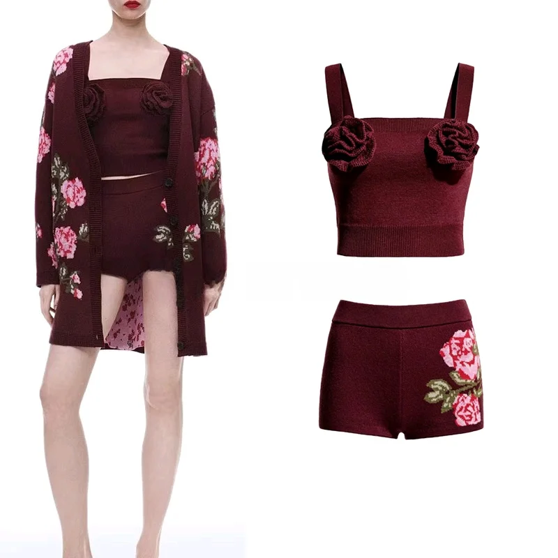 

Вязаный комплект с вышивкой роз: топ с V-образным вырезом и длинными рукавами, а также подходящие наклейки с розами. Летняя модная женская одежда.