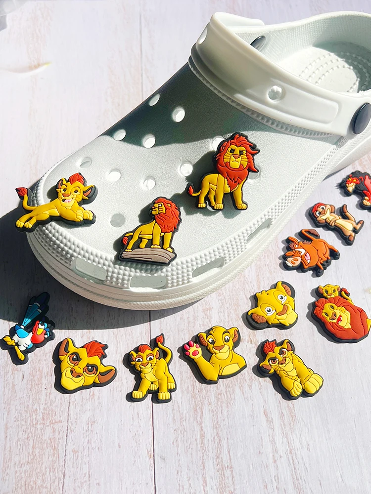 Breloques de chaussures Disney roi Lion, 16 pièces, sandales en PVC, Anime Simba, décoration de chaussures, sabots, accessoires, bricolage, épingles à boucle, cadeau