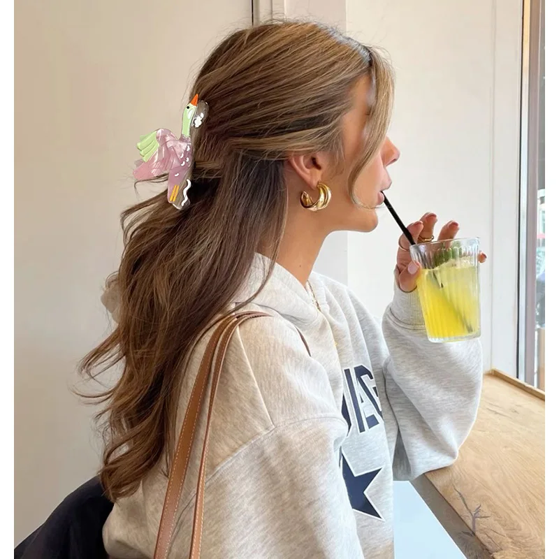 

Transparent and refreshing goose hair clip, versatile cartoon shark clip, new women's half-up hair accessory.