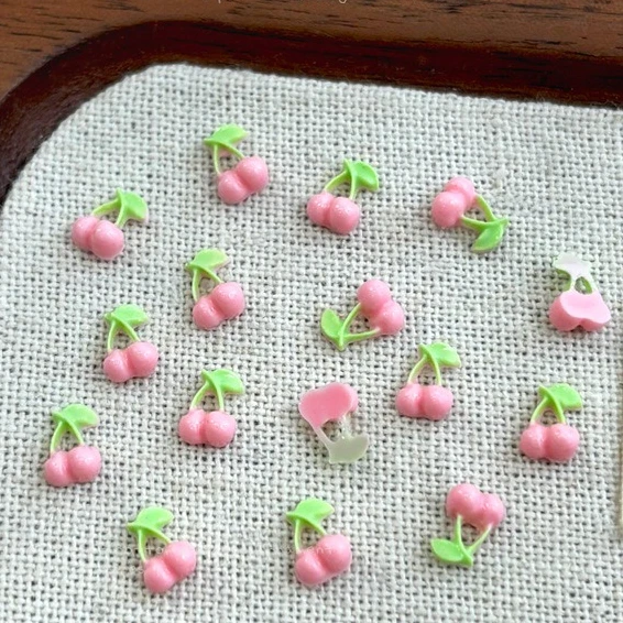 الوردي الكرز الأحمر الفراولة الآيس كريم الحلوى الجزرة الراتنج Bowknot الفاكهة الذاتي مسمار الفن زينة مانيكير السحر DIY الأظافر أجزاء