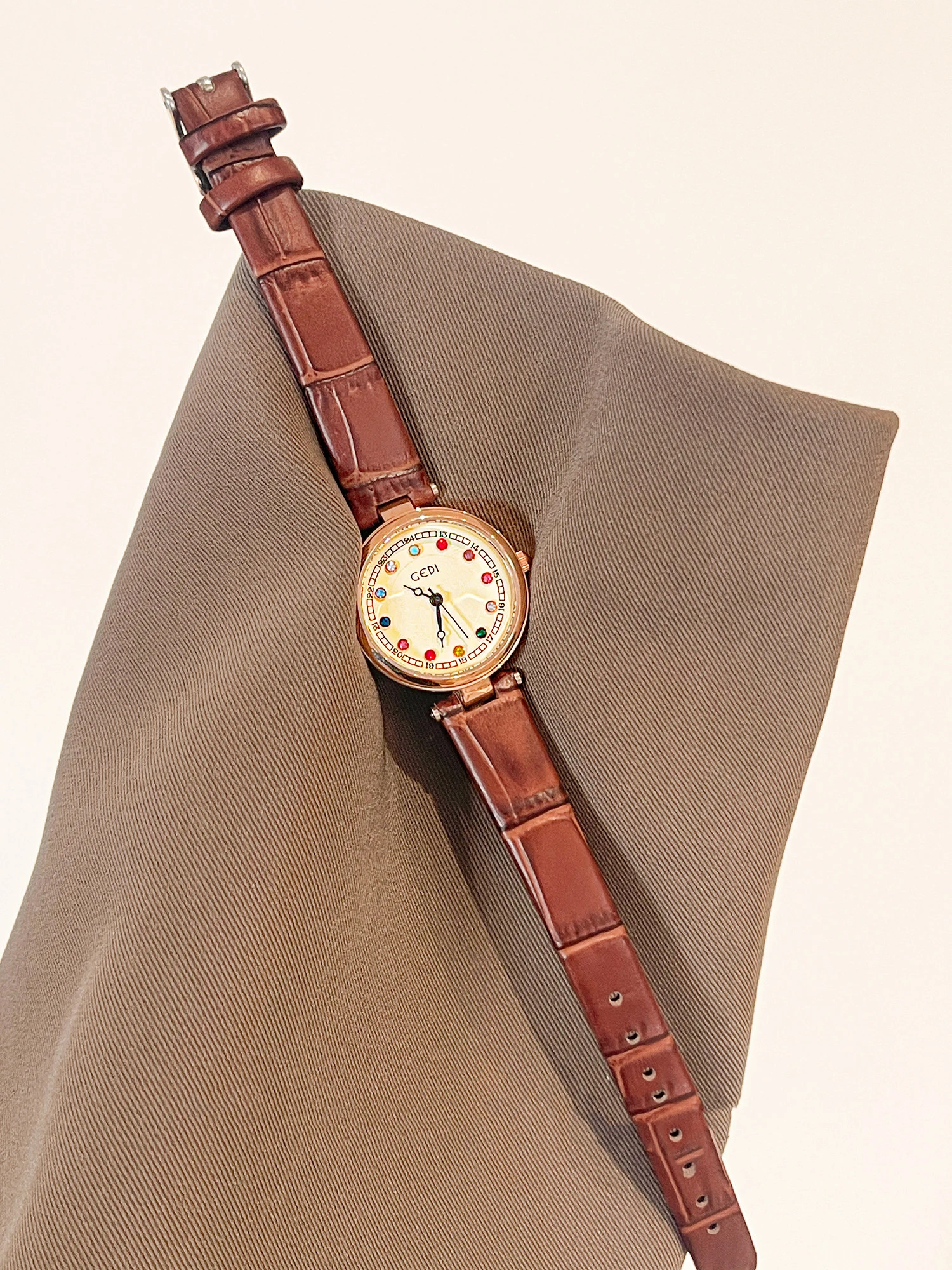 Retro Classic Women's Watch Colorful Rhinestone Watch Premium Leather Strap Wristwatch Women's Quartz Watches Gift Wholesale