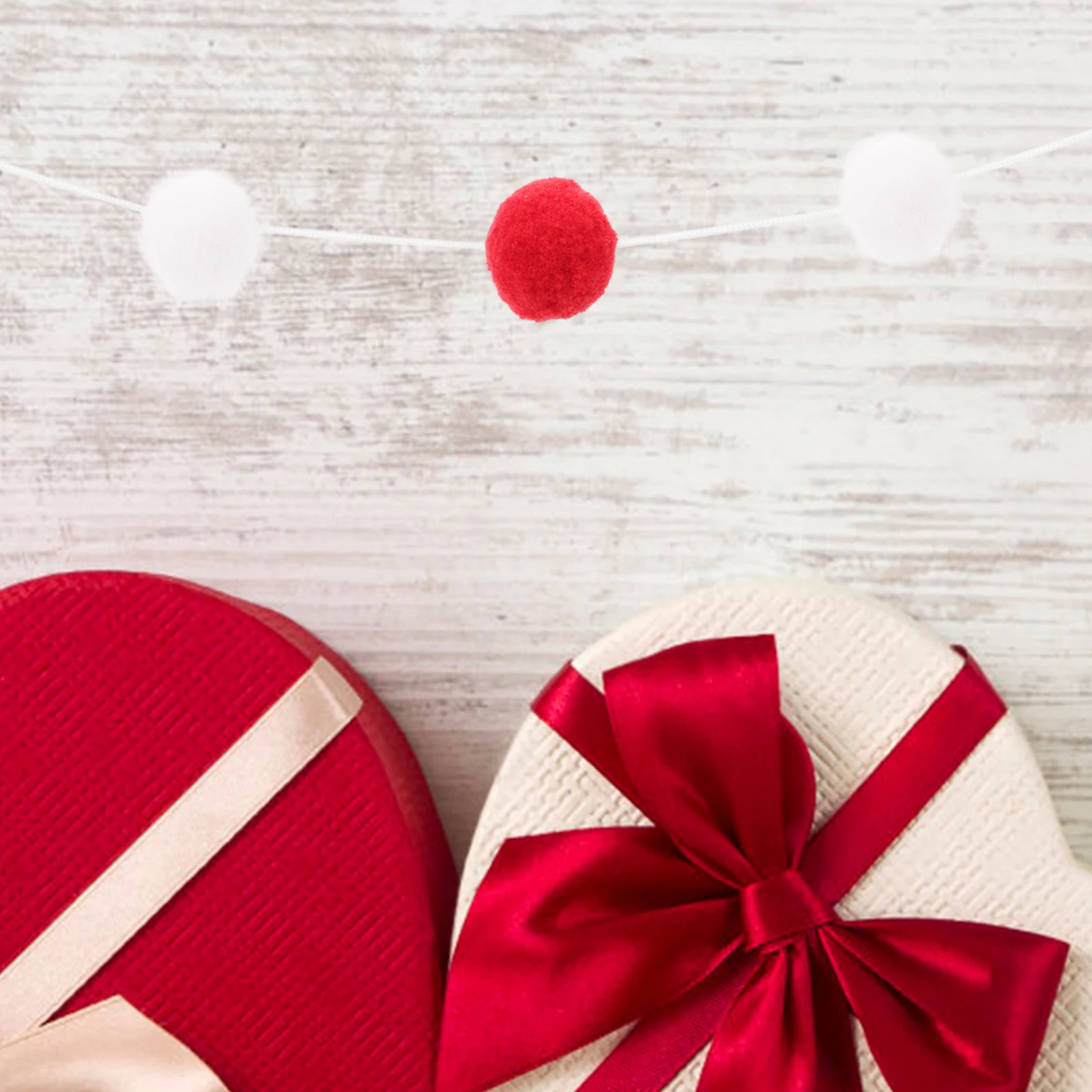 

2pcs Balls Felt Decor Red Cotton Felt Balls Thread Decorative Proposal Prop Home Supplies