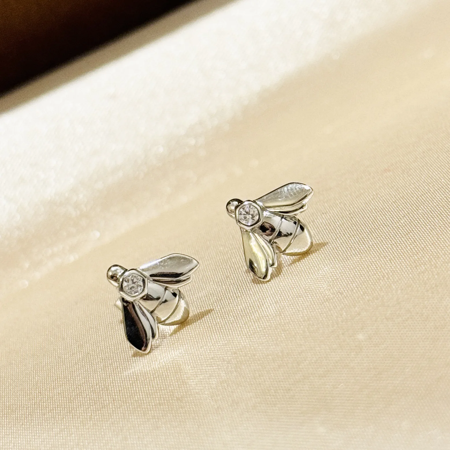 

2025 new S925 well-known brand bee earrings, exquisite high-end design, simple and luxurious daily accessories, party gifts
