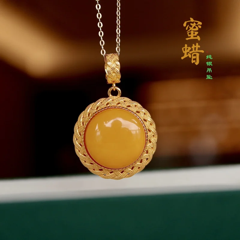 

Natural Full Honey Chicken Oil Yellow Beeswax Round Pendant S925 Sterling Silver