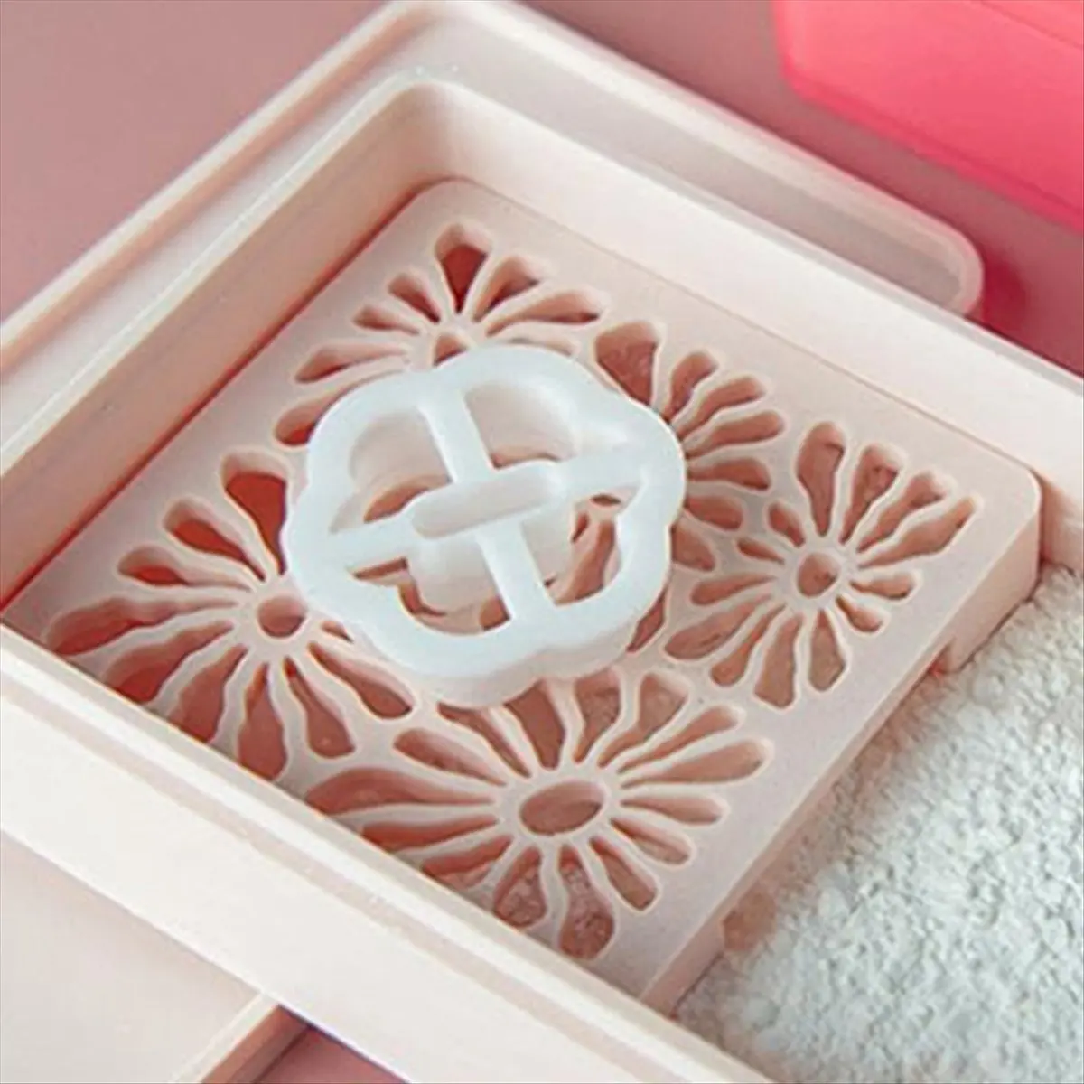Cornstarch Container for Polymer Clay,Polymer Clay Tools Kit,Leak-Proof Snap-Lock Powder Container White