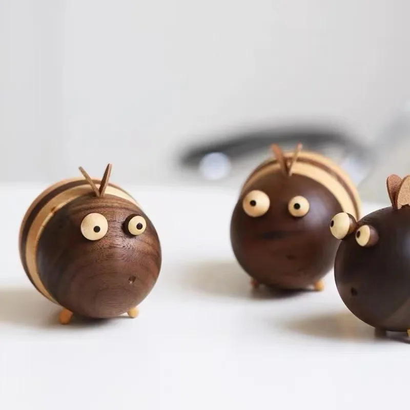 

Bee-Shaped Toothpick Container Black Walnut Wood Toothpick Holder Portable Cute Deskstop Decorative Ornaments Toothpick Jar