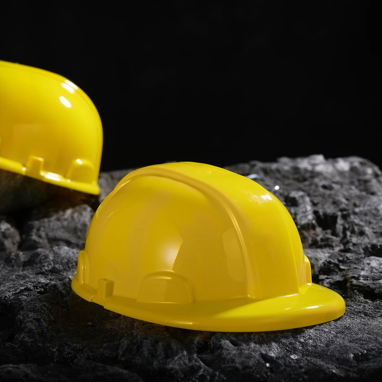 หมวกนิรภัยก่อสร้างพลาสติกสำหรับเด็ก 4 ชิ้น สีเหลือง อุปกรณ์จัดงานปาร์ตี้ ของเล่นหมวกก่อสร้าง หมวกวิศวกรสำหรับเด็ก