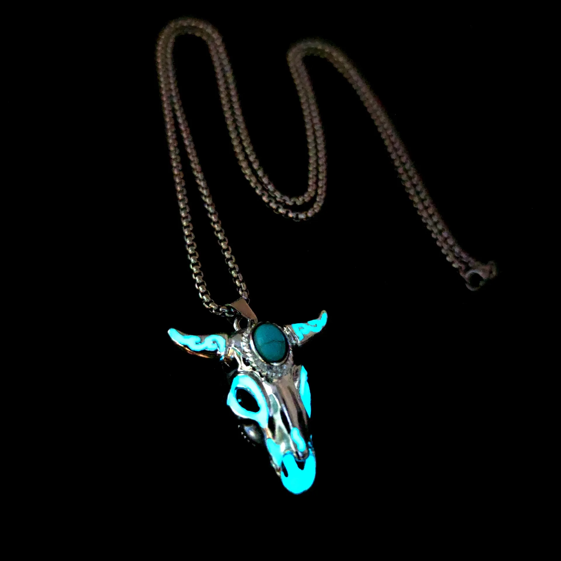 New Hot Selling Turquoise Skull Bull Head Stainless Steel Luminous Necklace Vintage Animal Luminous Pendant Necklace