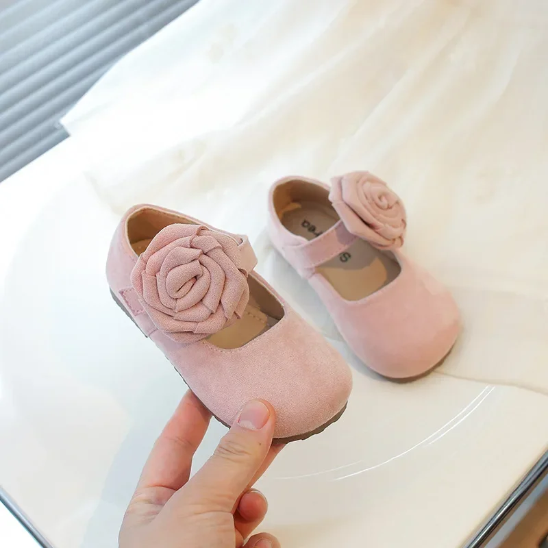 

Модные детские туфли принцессы миндального цвета для девочек, модные детские туфли на плоской подошве, новинка лета 2024, нескользящая кожаная обувь с круглым носком для девочек на мягкой подошве