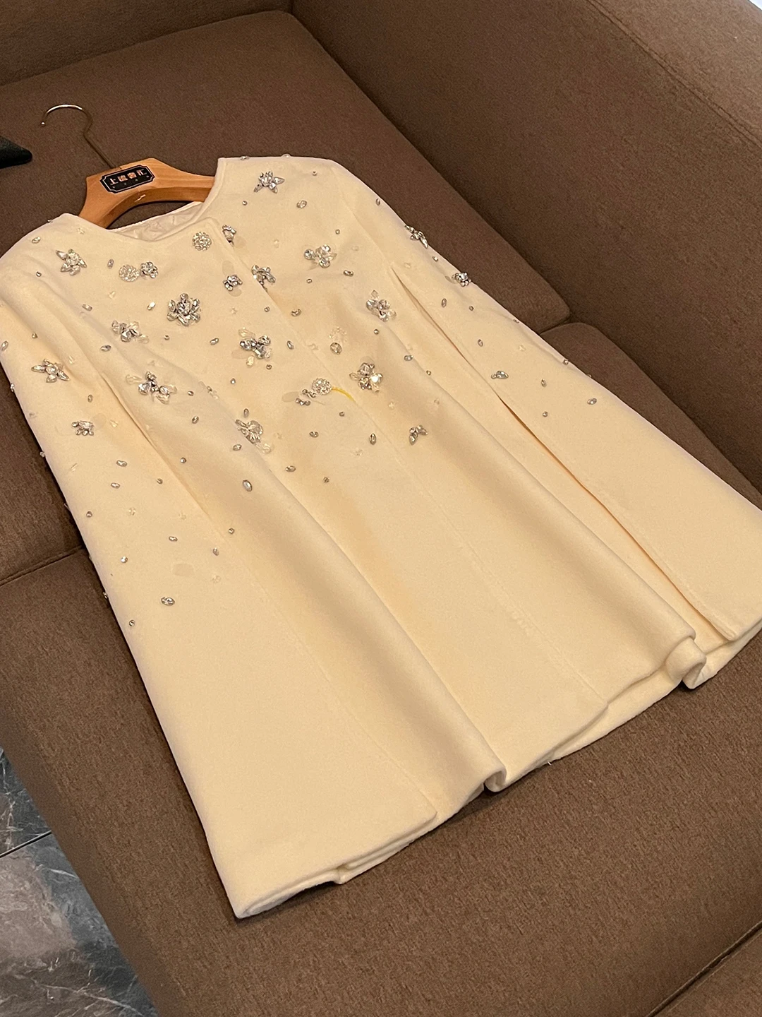 เสื้อคลุมผ้าโพลีเอสเตอร์หรูหราสไตล์ลำลองสำหรับผู้หญิง ประดับมุกอย่างดี รุ่นใหม่ประจำฤดูหนาวปี 2025