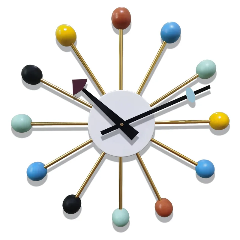 Zegar ścienny z kolorową kulką z litego drewna, salon, kute żelazo, kreatywny zegar dekoracyjny