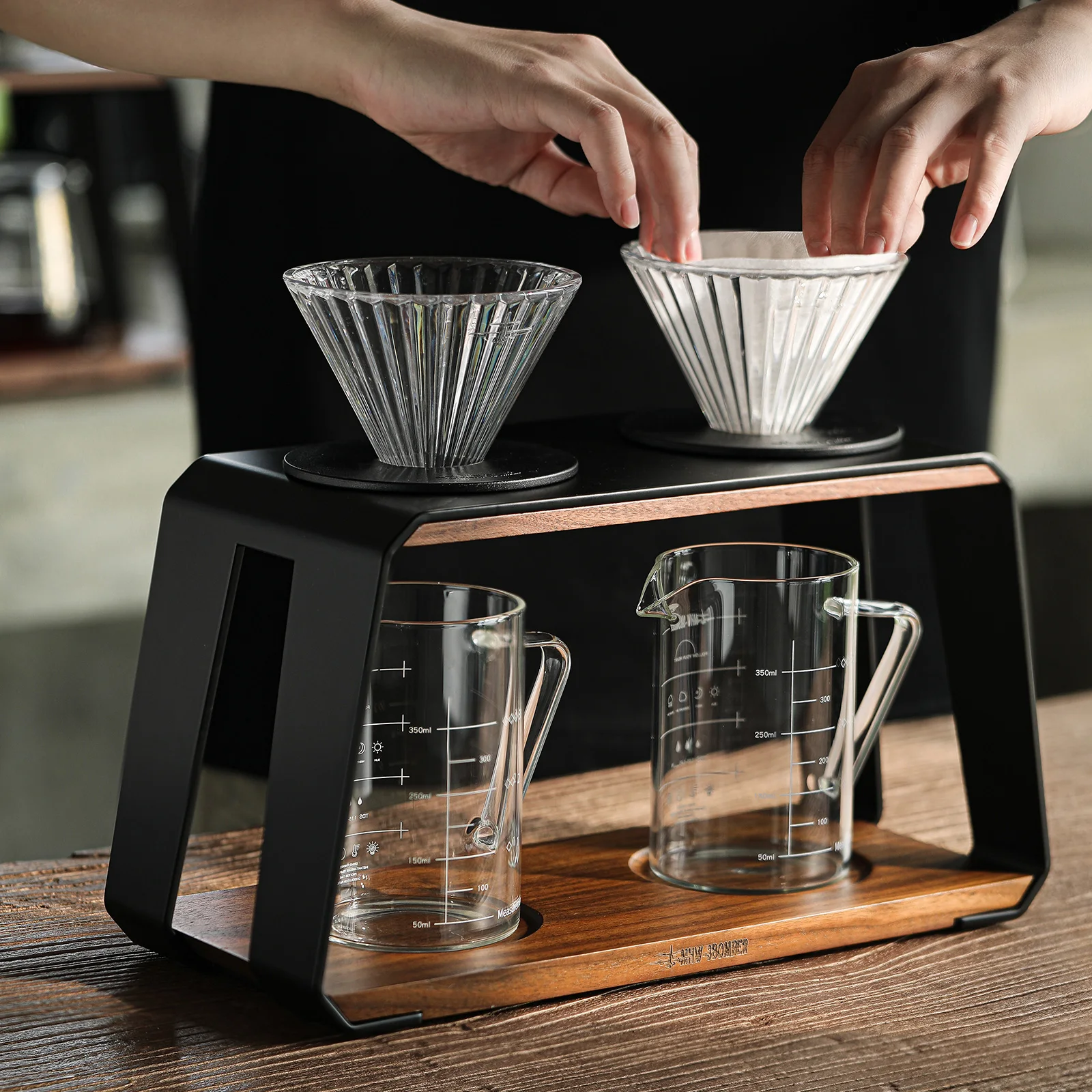 

MHW-3BOMBER Coffee Distributor Filter Cup Drip Station Double-hole Dripping Filters Holder Rack Espresso Pour Over Dripper Stand