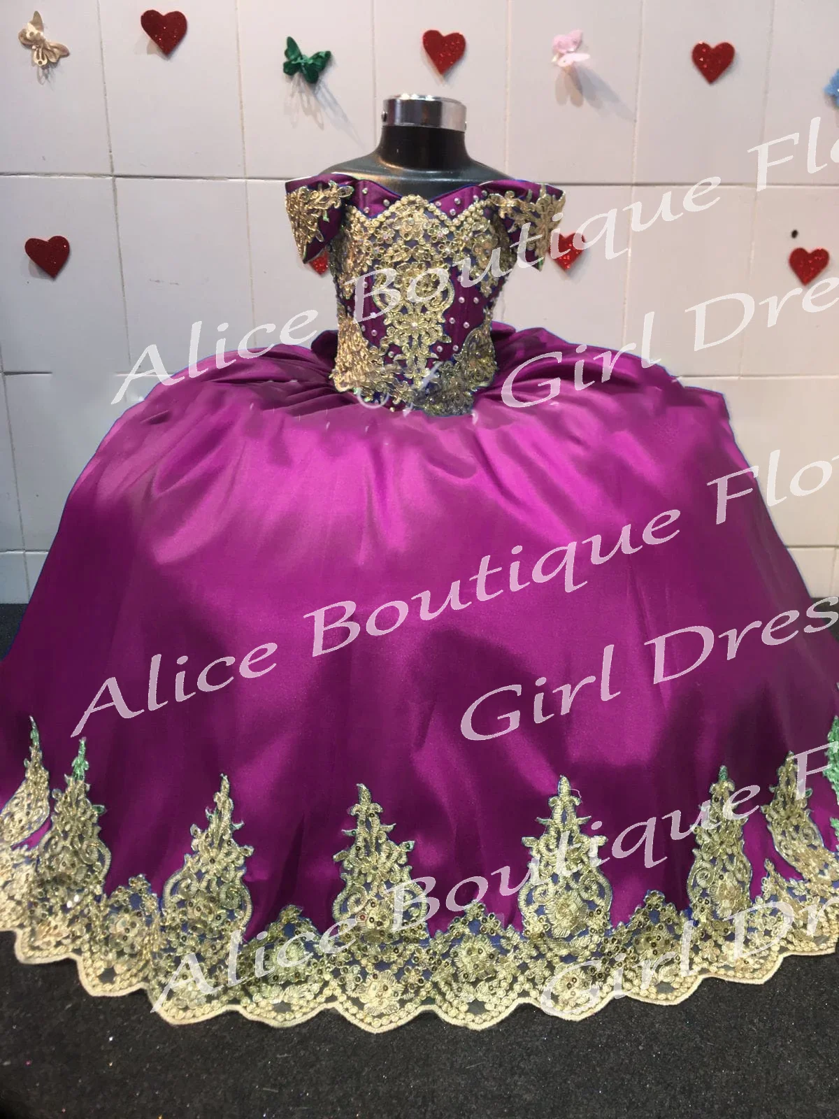 

Gorgeous Flower Girl Dresses Burgundy Lace Appliques Luxury A-Line Off Shoulder Dress Girls Birthday Party First Communion Gowns