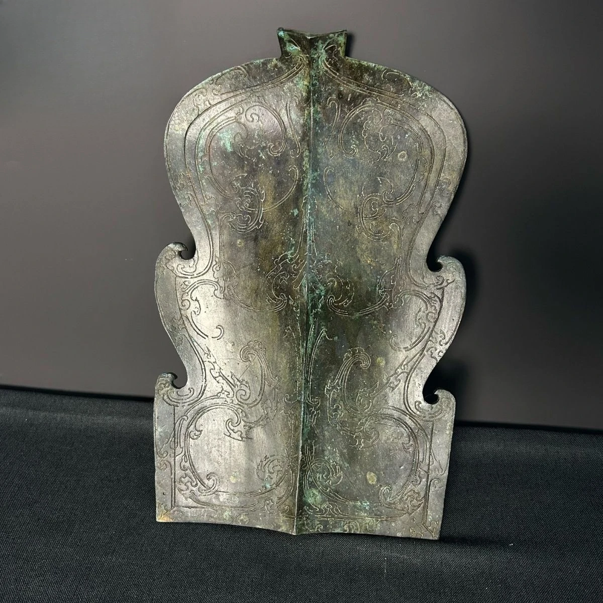 Bronze shield collectibles ornaments, ancient decorative weapons, pure copper handicrafts