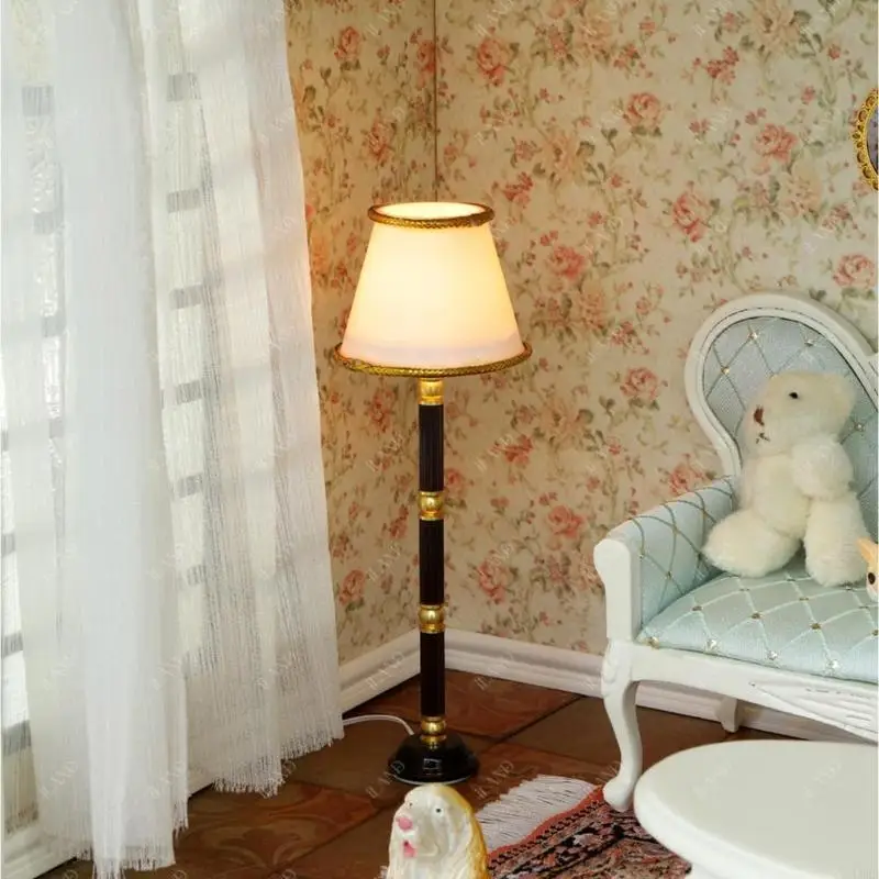 Elegante lampada da pavimento in miniatura da 1/12 bambola con tonalità bianca per bambola soggiorno scenica illuminazione L8RB