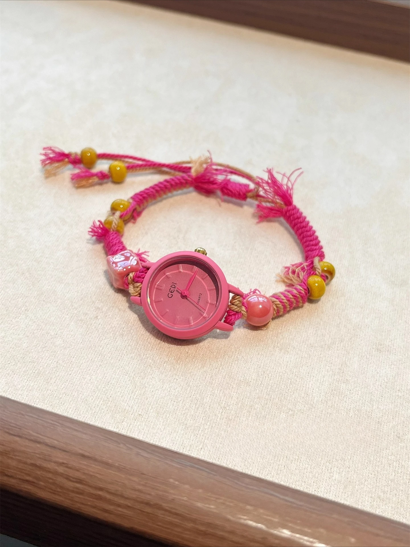 

Sweet and cool rose red bracelet watch for women, light luxury, high-value, small and exquisite, fashionable quartz wristwatch.