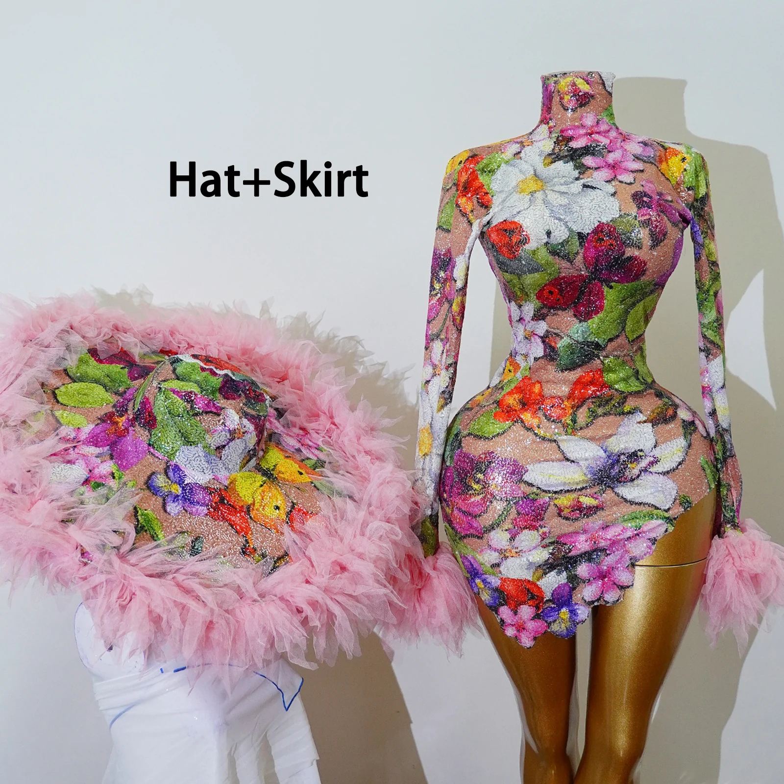 Conjunto de Dos Piezas para Actuaciones en Escenario: Mono Corto de Manga Larga con Estampado Floral Tropical y Brillo, y Sombrero de Ala Ancha con Plumas