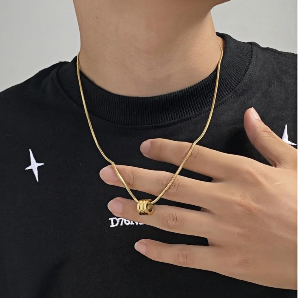Schlichtes Design, zylindrische Form, Anhänger-Halskette, Retro-Stil für Männer, goldfarbene Edelstahl-Schlangenkette, Schmuck, Hip-Hop-Accessoires – Detail 4