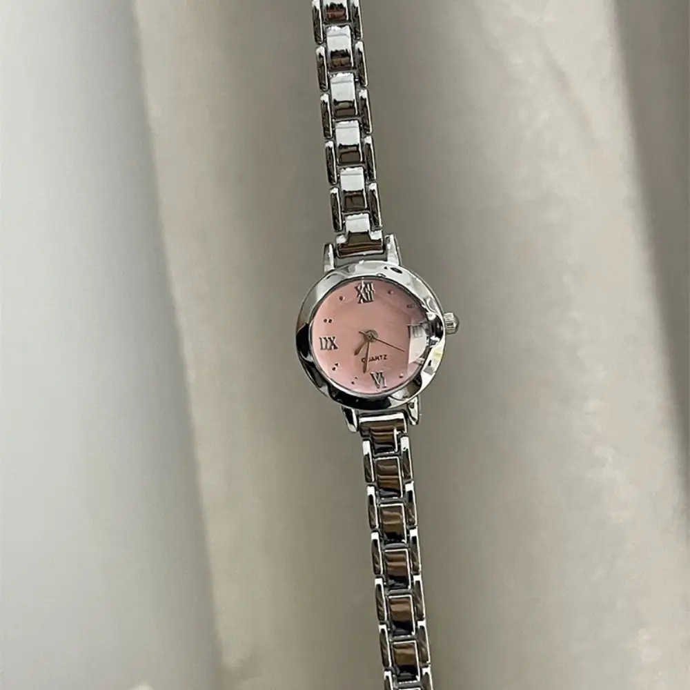 Classic Exquisite Golden Wrist Watch Small Round Dial Light Luxury Women Watch Classic Retro Quartz Wristwatch Daily Use