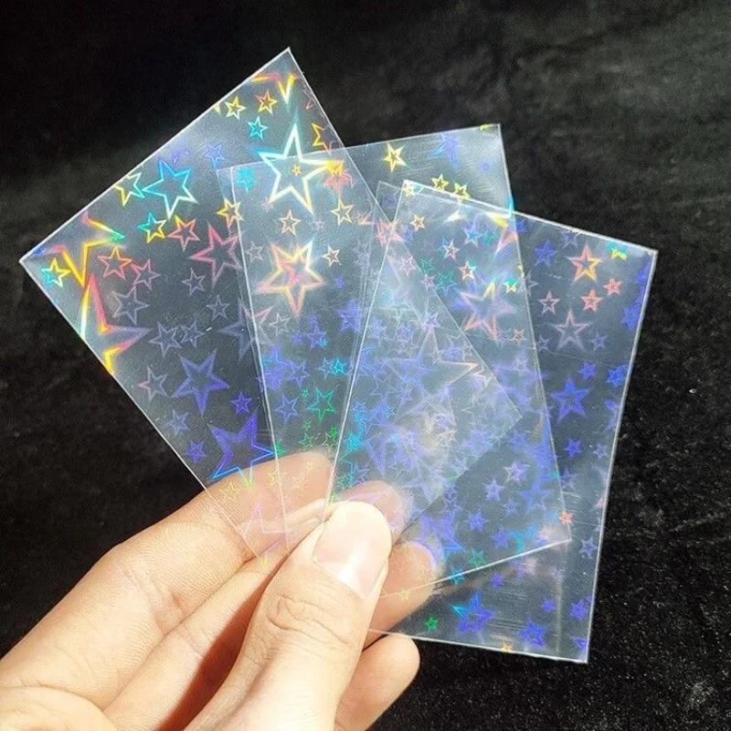 50pcs 58x87mm Lasers terne Herzen Regenbogen Schmetterling Feuerwerk Spiel Idol Kartens chutz holo graphische klare Karte Film hüllen Abdeckung