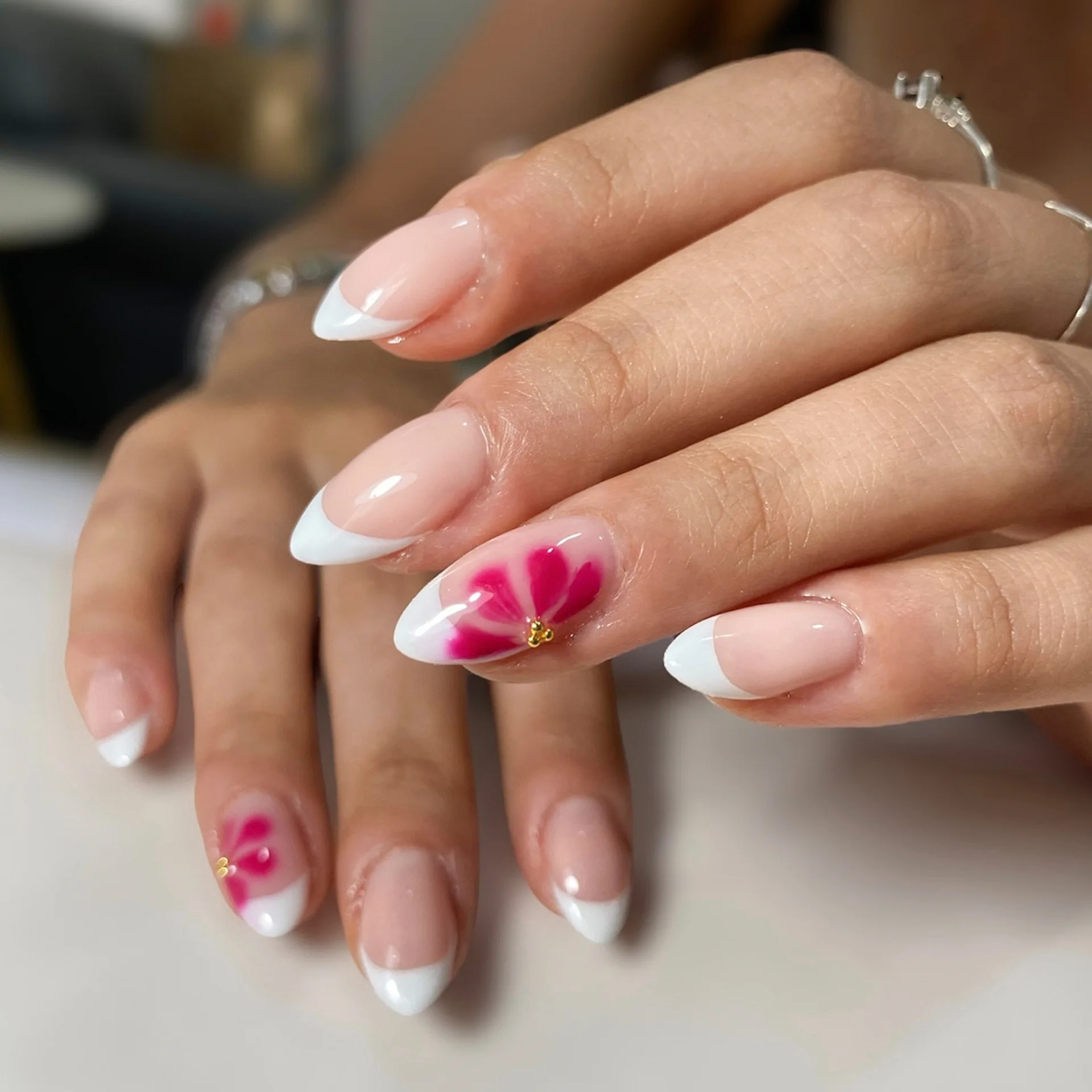 

24 шт., телесный розовый миндаль, пресс для ногтей с цветочным принтом и бриллиантами, элитный белый простой французский дизайн ногтей, сладкий нежный стиль, накладные ногти на каждый день