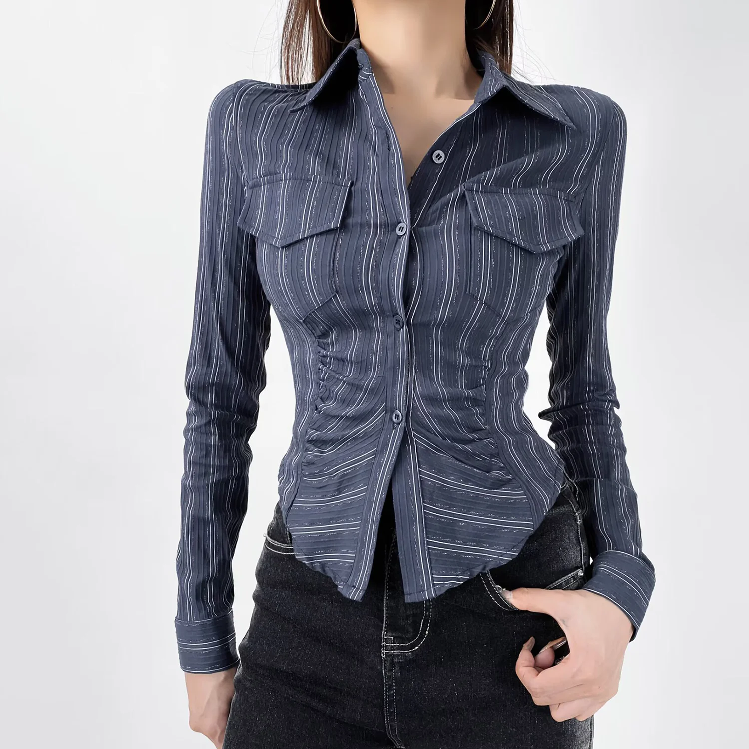 

Приталенная рубашка в полоску на пуговицах с рюшами на талии — элегантный и индивидуальный дизайн