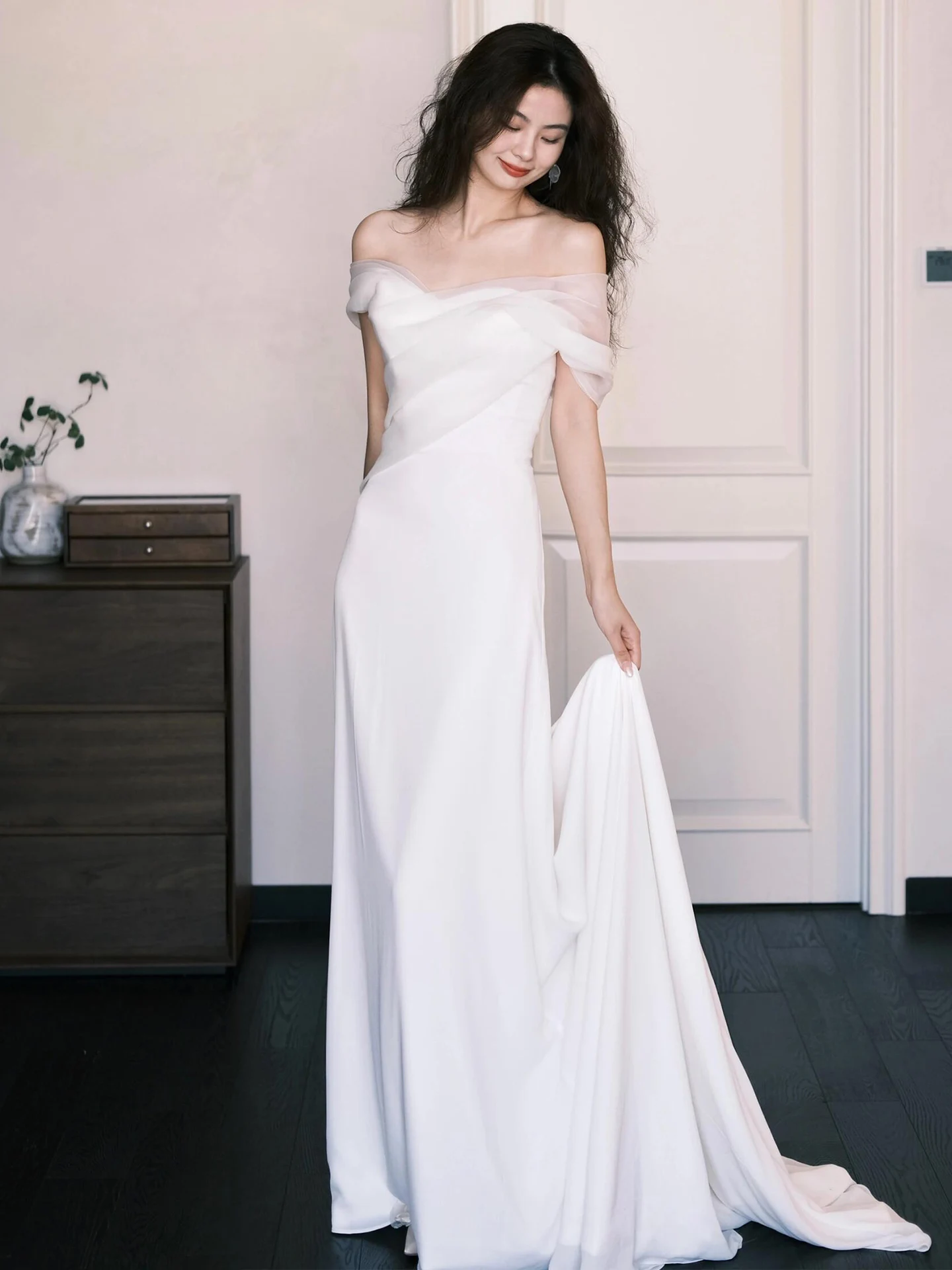 

Простое белое свадебное платье на одно плечо с длинным шлейфом из мягкого атласа для молодых женщин