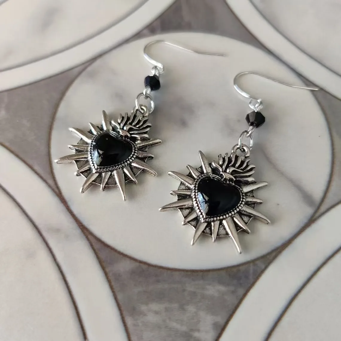 

2pcs Flaming Sacred Heart Charms Enamel Thorns Sacred Heart Gothic stud earrings Designer Charms Fashion jewelry