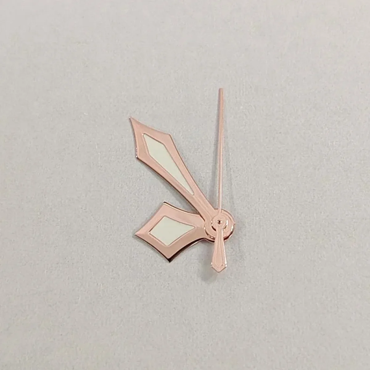 2025 ساعة يد جديدة لحركة NH35/NH36/4R/7S مؤشرات ساعة فضية/وردية معدلة على شكل سيف أيدي خضراء مضيئة