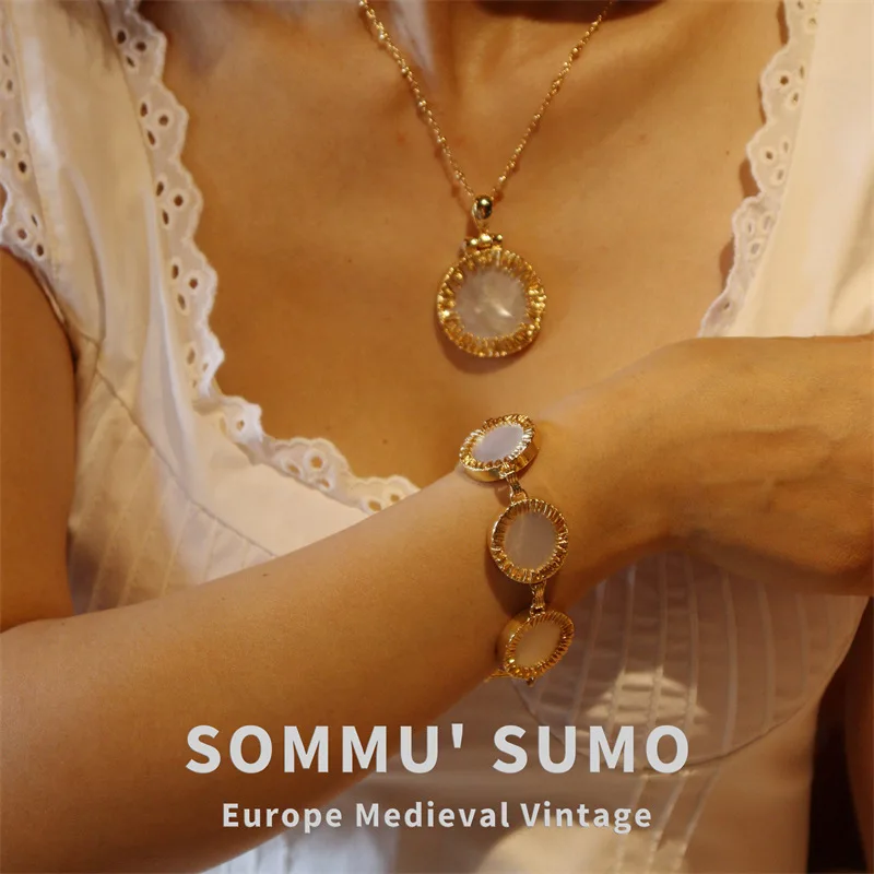 

Оригинальный браслет из перламутра, ожерелье с подвеской из настоящего золота с медным покрытием. Костюм-юбка, пальто в сочетании с украшениями