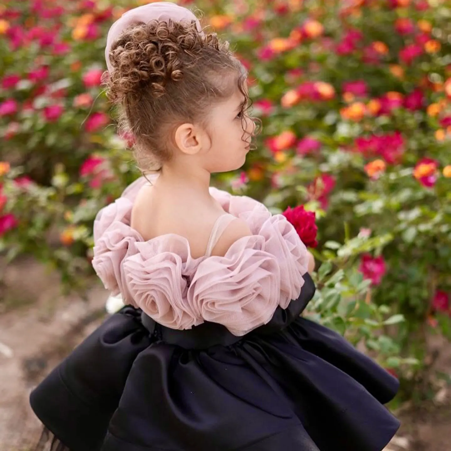 Dreamy Vow Elegante abito da bambina nero con spalle scoperte con fiori 3D Abito da ballo a maniche lunghe al ginocchio per festa di compleanno D134