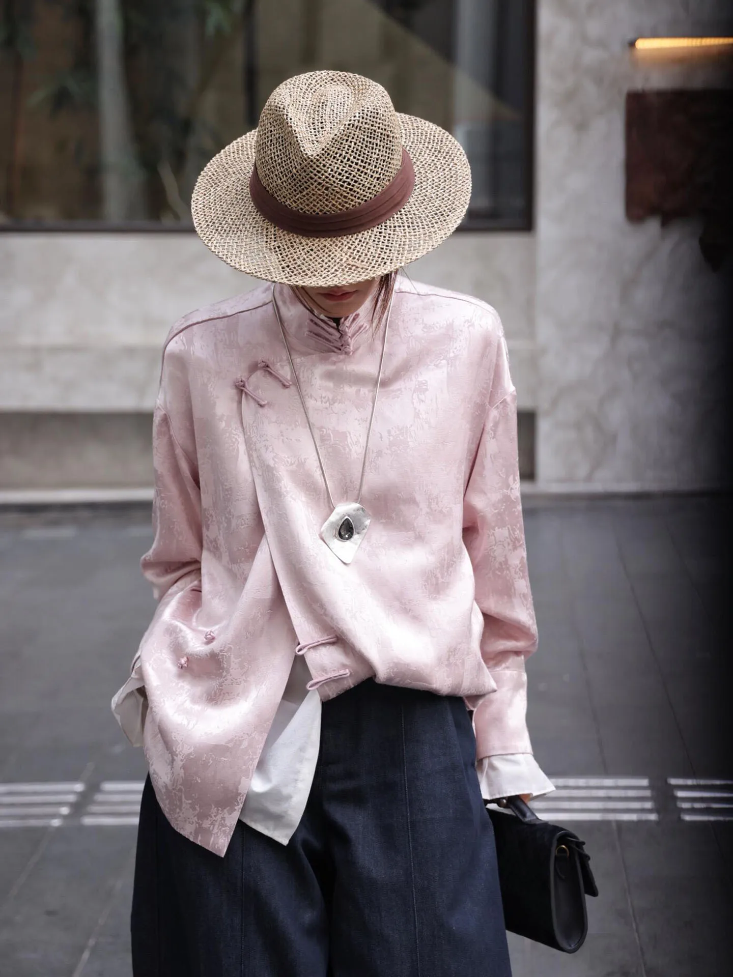 

Новая китайская женская свободная блузка из атласа с цветочной вышивкой, на пуговицах, с воротником-стойкой, весна 2026, модная