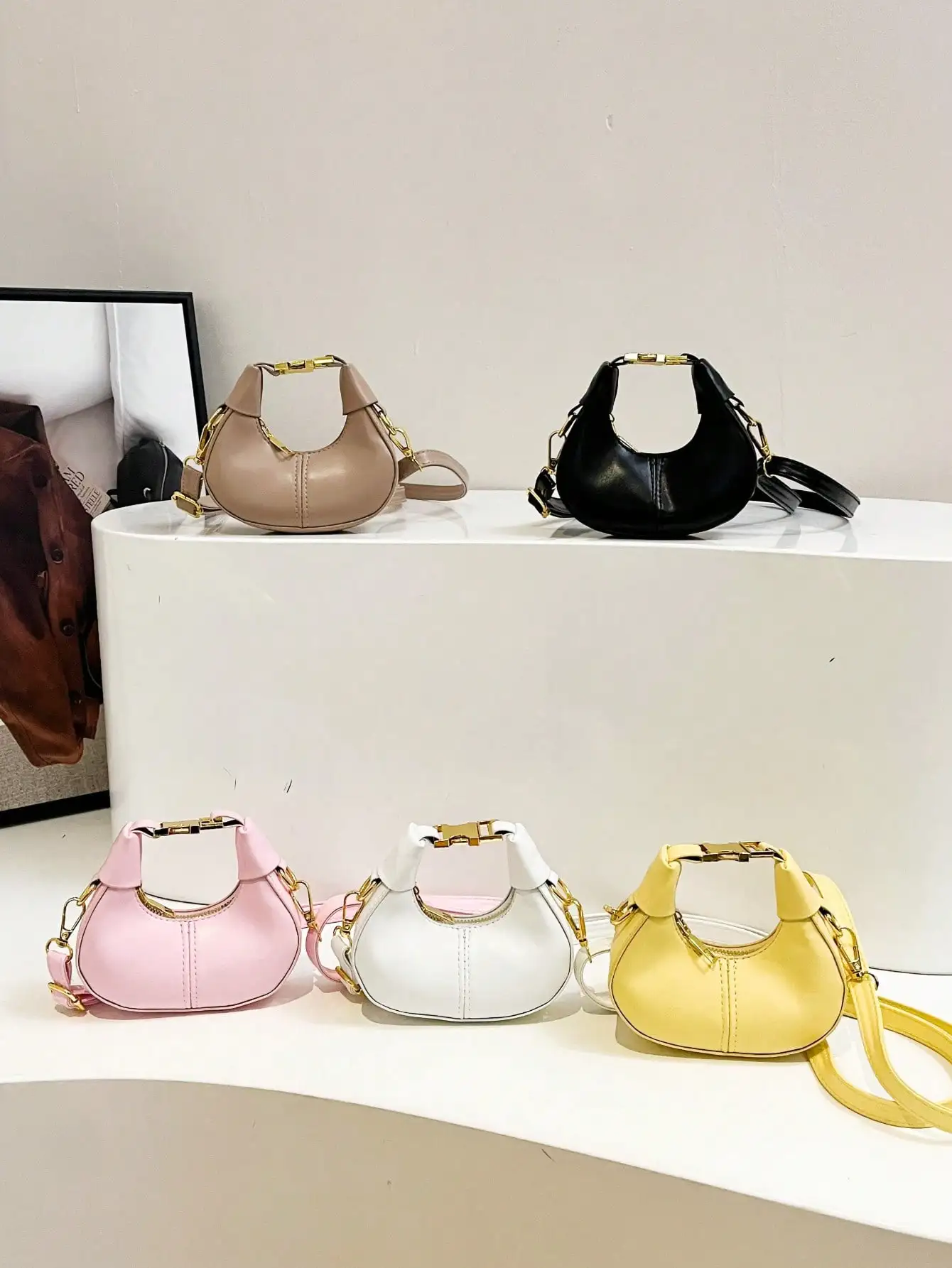 

Мини-сумка в форме полумесяца из искусственной кожи с золотистой фурнитурой, 5 цветов