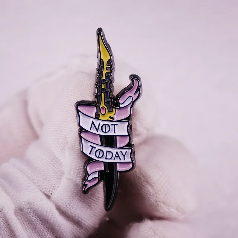 Broche en forma de espada "not Today", exquisito broche clásico Vintage de la serie de películas de dragón, insignia de solapa para exteriores, regalo de cumpleaños