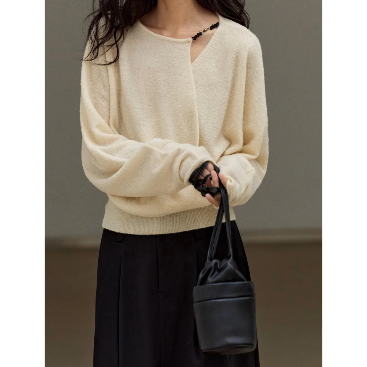 UMI MAO Asymmetrical Top With Folded Black Agate Chain Buckle And Loose Wool Loop Yarn Knit Sweater For Women In Autumn